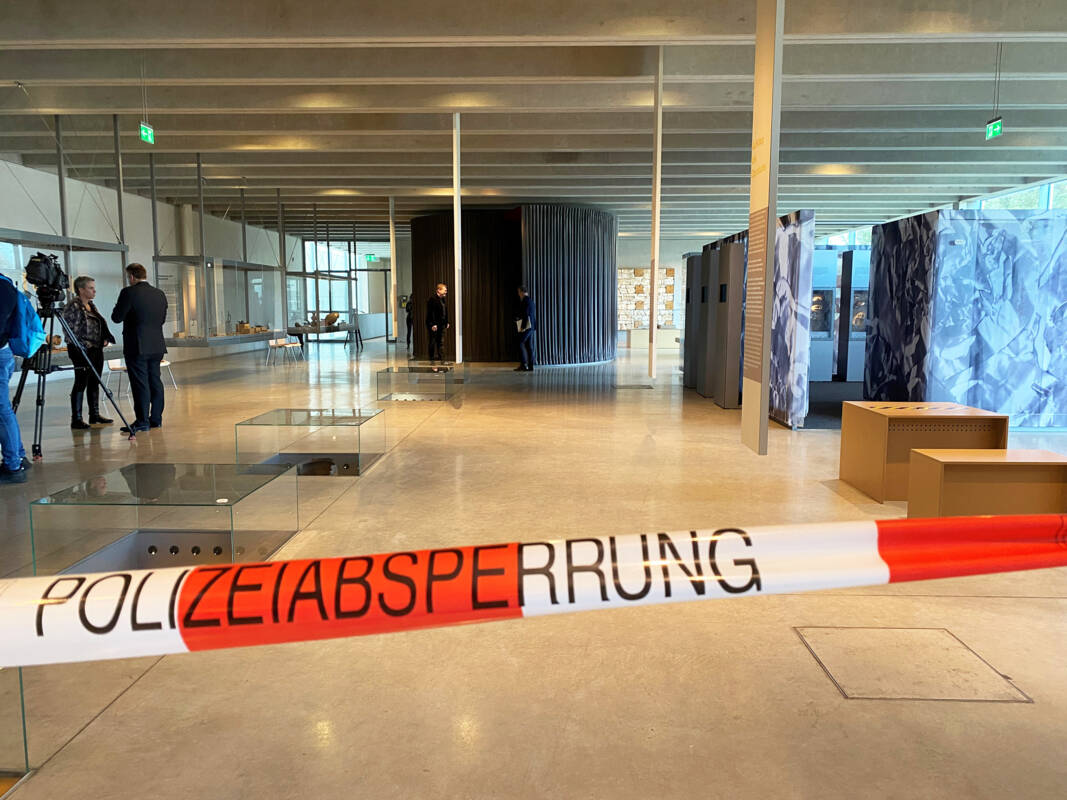 Polizeiabsperrung im kelten römer museum manching nach Goldraub
